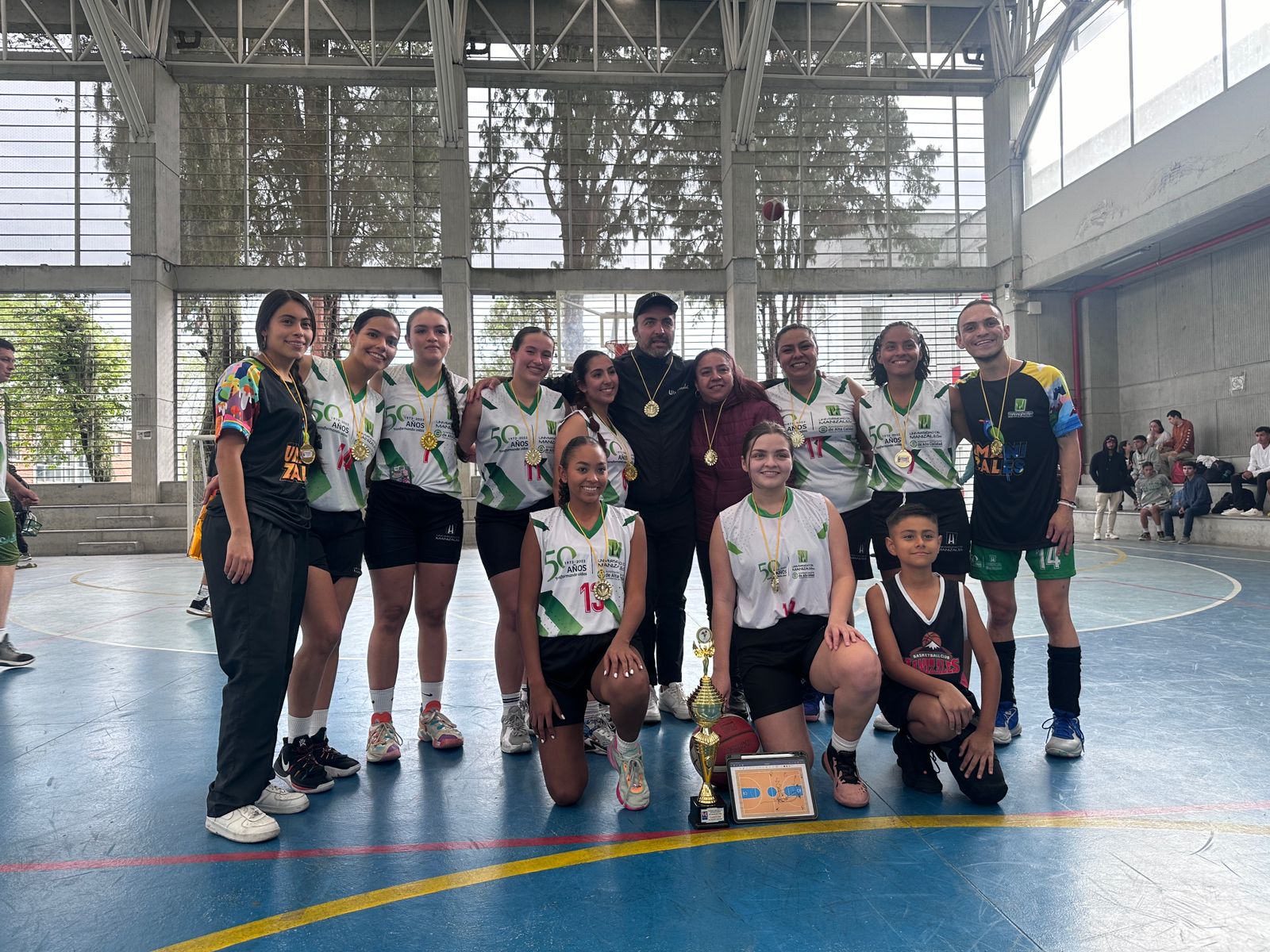 Equipo de baloncesto femenino ganador Torneo Local Universitario