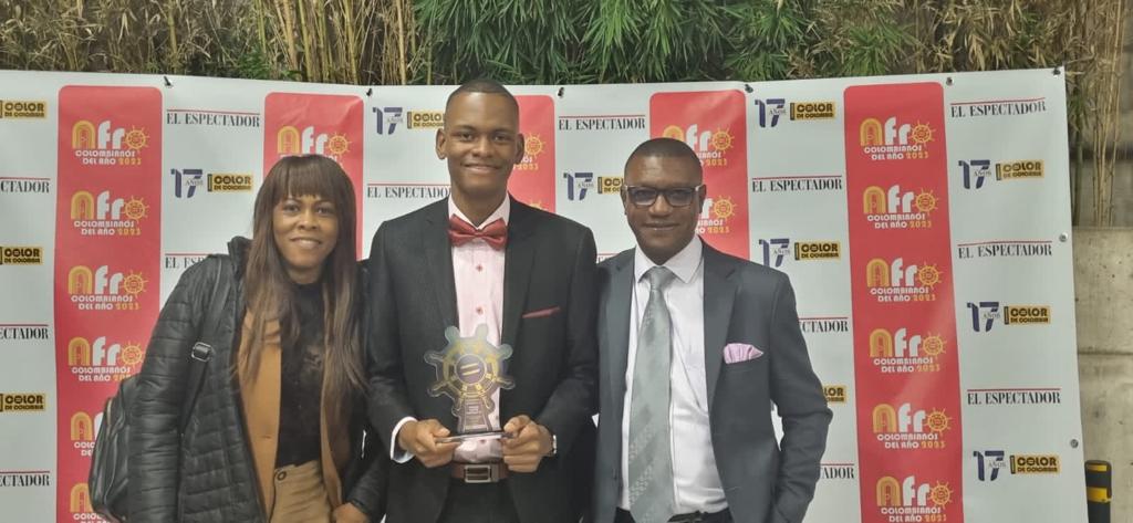 Sergio David Angulo recibe premio a mejor Afrocolombiano