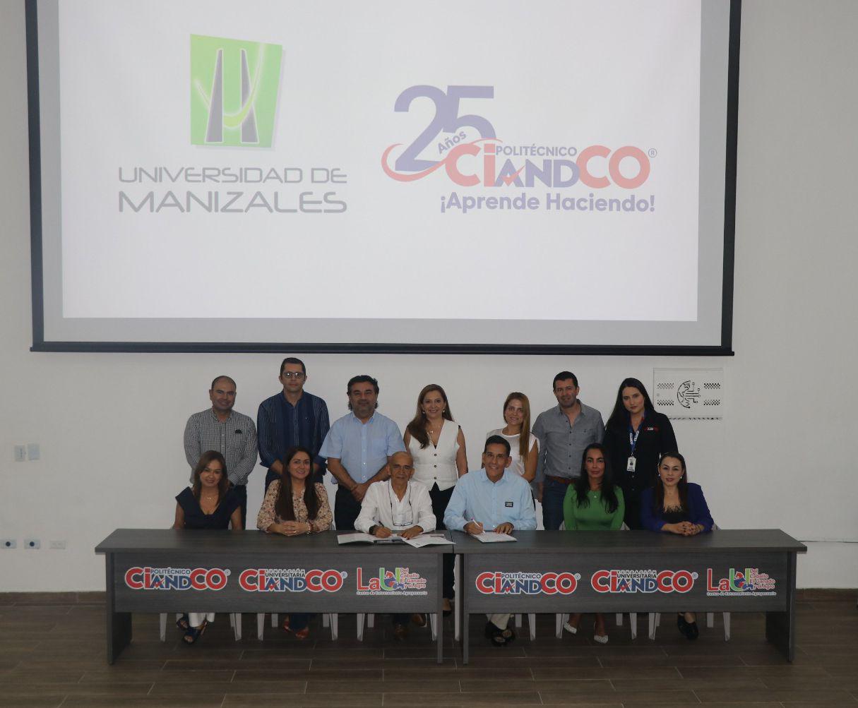 Equipo directivo firma convenio en Medellín