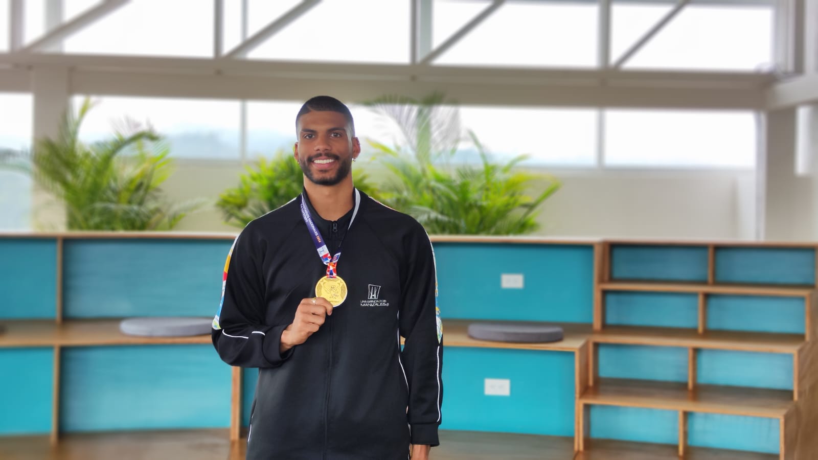 Estudiante medalla de oro karate