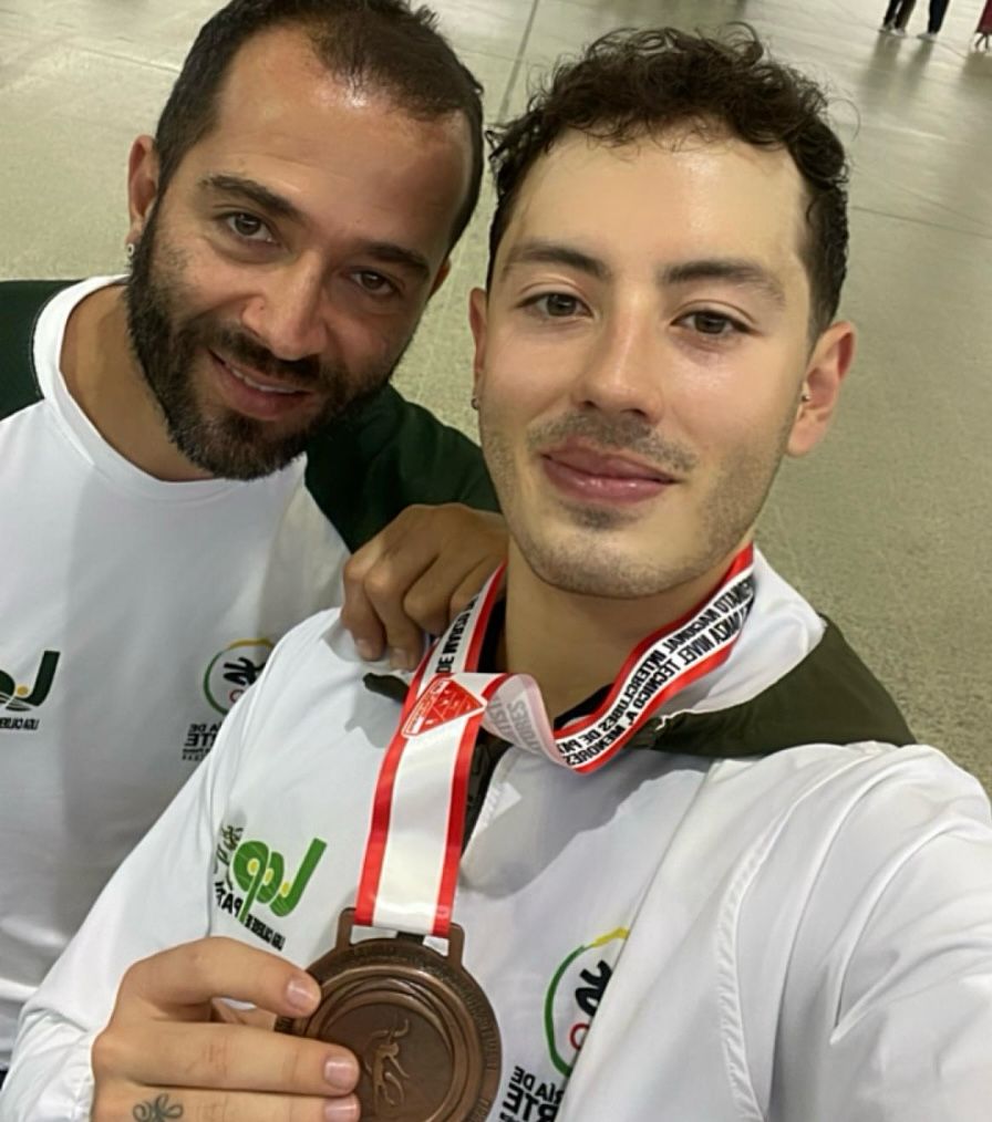 Estudiante tercer lugar en patinaje