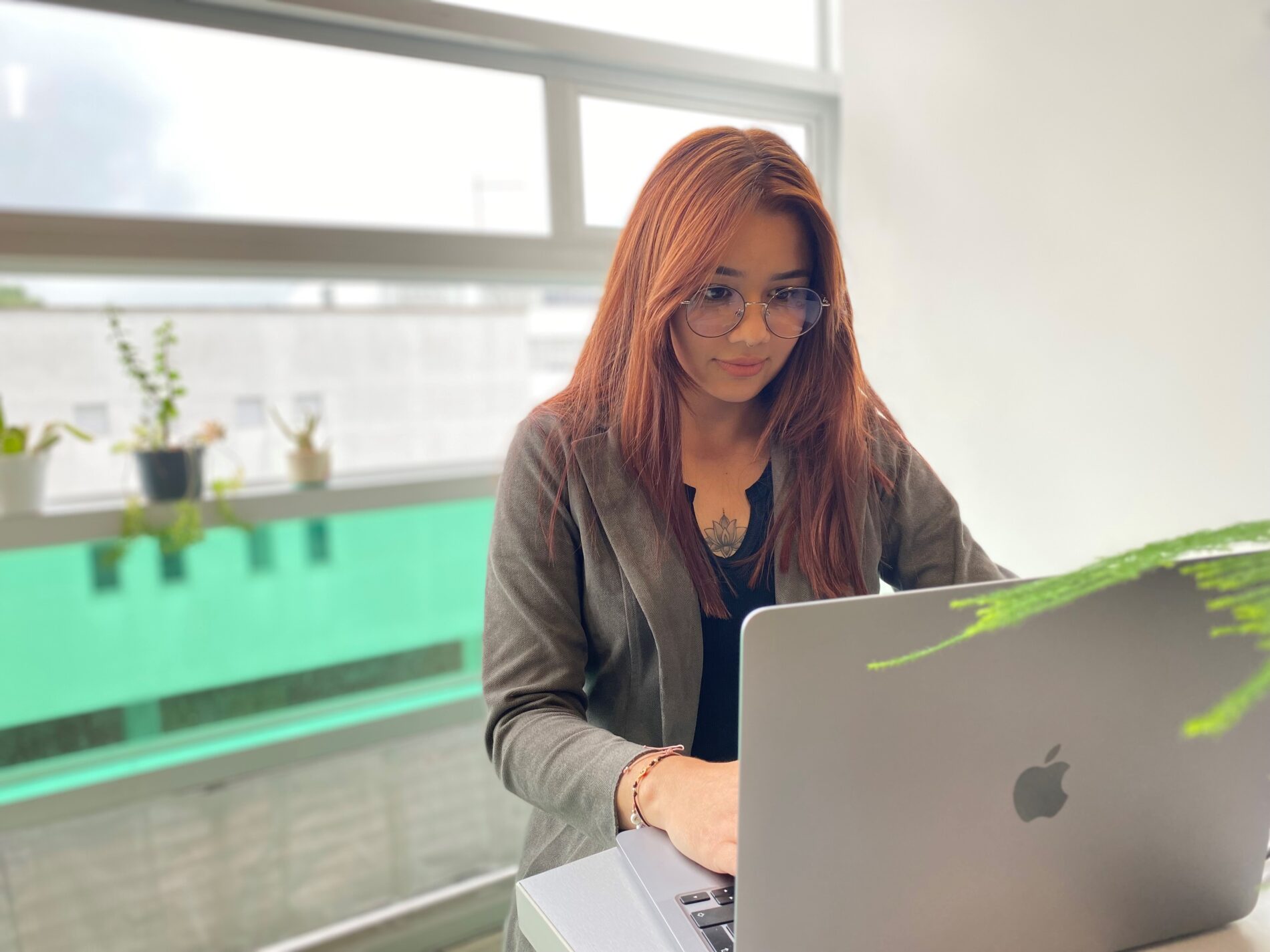Mujer joven programando en Python en una iMac